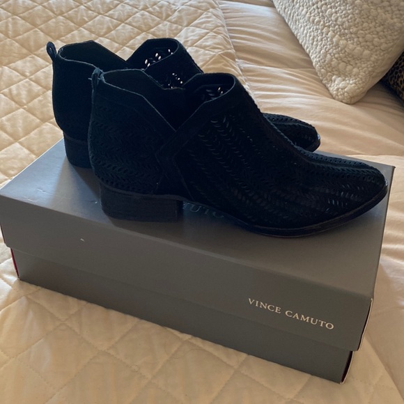 Vince Camino VV-Cammy Black Suede Booties Size 7.5M - Picture 1 of 5